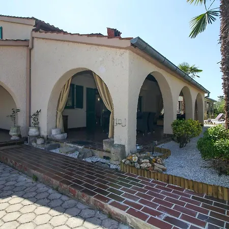 Casa Parenzana In - Haus Fuer 7-9 Personen Poreč